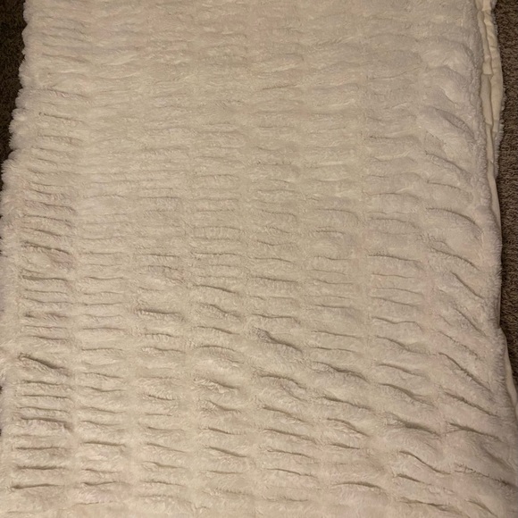 Bee & willow blanket. - Picture 2 of 5